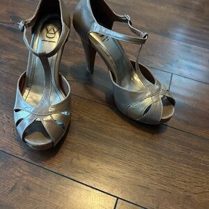 Elegant Beige and Gold Peep-Toe Heels